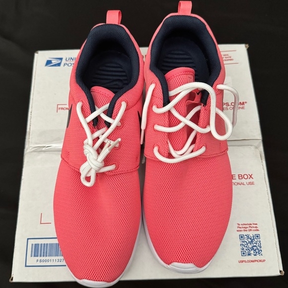 Women’s Nikes - Picture 3 of 4